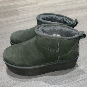 Ugg Ultra Mini Platform Boots in Forest Night Size 8